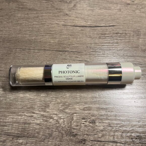 Photonic Illuminating Powder Brush 01 Ray of Apricot Light 2.5g NEW IN BOX - Picture 2 of 3